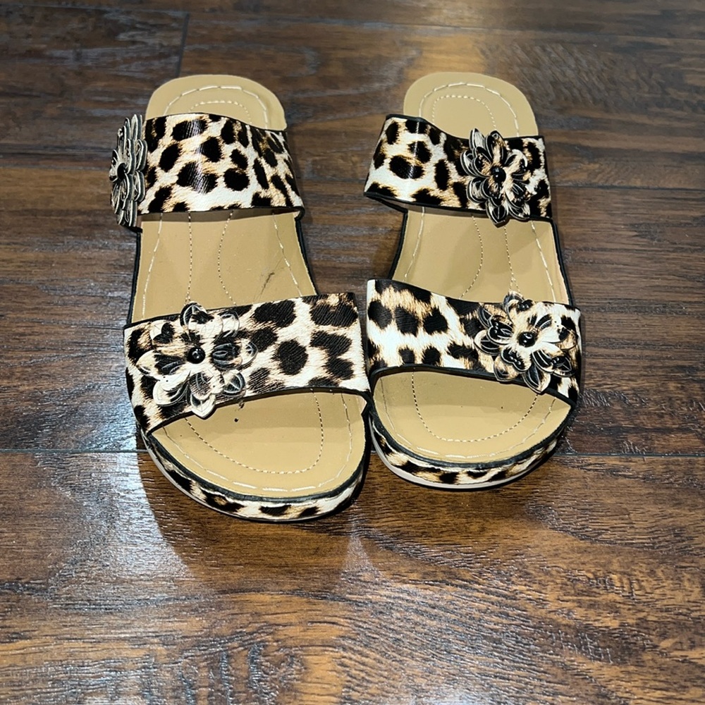 Croc stylé slip on Leppard print sandals shoes size 37 or 6.5 U.S. new!